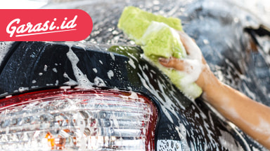 Jangan Tunggu Kotor Menumpuk, Ini Panduan Mencuci Mobil yang Tepat Saat Cuaca Tak Menentu