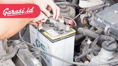 Kesalahan Jumper Aki Mobil yang Sering Bikin Mobil Mogok Lagi