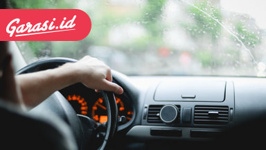 Kaca Mobil Berjamur Saat Musim Hujan? Begini Cara Ampuh Mengatasinya