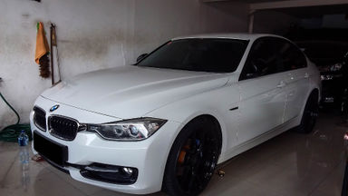 2014 BMW 3 Series 320i - Mobil Pilihan (s-1) 2014 BMW 3 Series 320i - Mobil Pilihan (s-1)