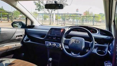 2017 Toyota Sienta V - Mobil Pilihan (s-5) 2017 Toyota Sienta V - Mobil Pilihan (s-5)