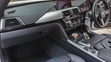 2015 BMW 3 Series 330i CKD - Mobil Pilihan (s-5) 2015 BMW 3 Series 330i CKD - Mobil Pilihan (s-5)