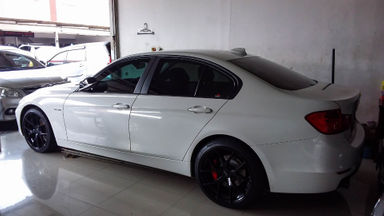 2014 BMW 3 Series 320i - Mobil Pilihan (s-3) 2014 BMW 3 Series 320i - Mobil Pilihan (s-3)