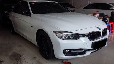 2014 BMW 3 Series 320i - Mobil Pilihan (s-2) 2014 BMW 3 Series 320i - Mobil Pilihan (s-2)