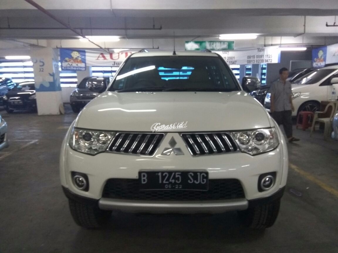 Wallpaper Pajero Sport Putih